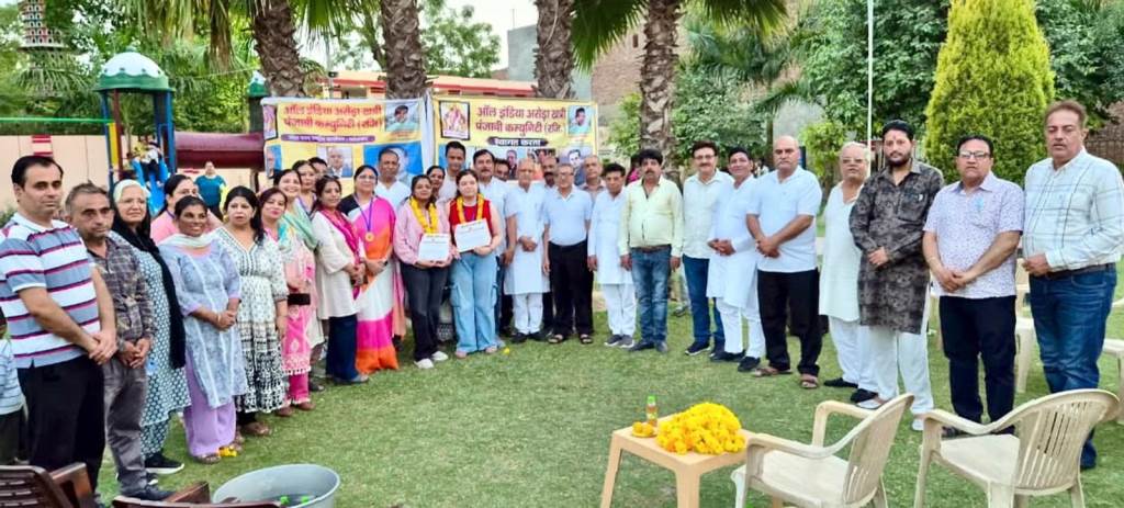 अरोड़ा खत्री पंजाबी कम्युनिटी ने होनहार बेटियों काव्या और अपूर्वा को किया सम्मानित राष्ट्रीय अध्यक्ष बोले  समाज को बेटियों पर गर्व